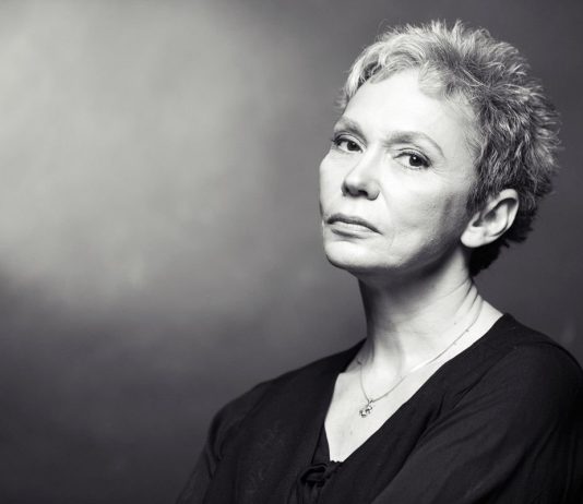 Oana Pellea si farmecul discret al unei slujbe naspa