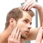 Ce poate semnala caderea parului la barbati si la femei?